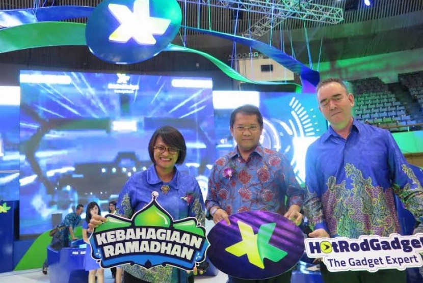 CEO XL Dian Siswarini, Menteri Komunikasi dan Informatika Rudiantara, Chief Brand & Customer Experience Officer Rashad Javier Sanchez saat peluncuran Program Ramadhan dalam pameran Indonesia Cellular Show 2015 di Jakarta Convention Center. Rabu (10/6)