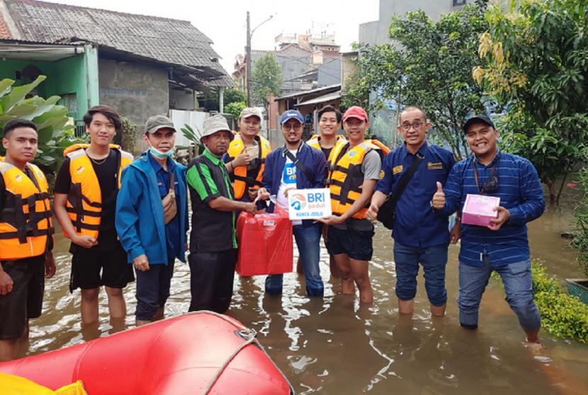 Cepat tanggap bencana banjir, BRI salurkan bantuan ke warga Ciledug, Tangerang, dan Garut.