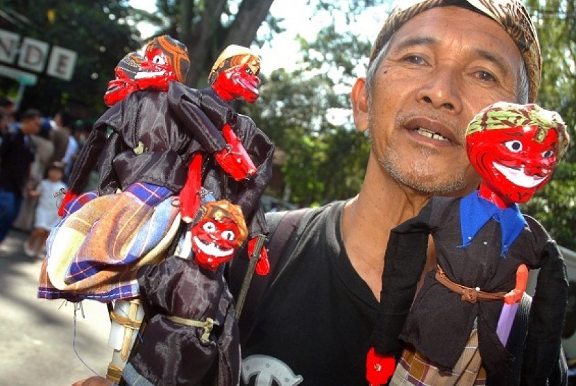 Cepot puppets are sold as souvernirs in Bandung, West Java. (illustration)   