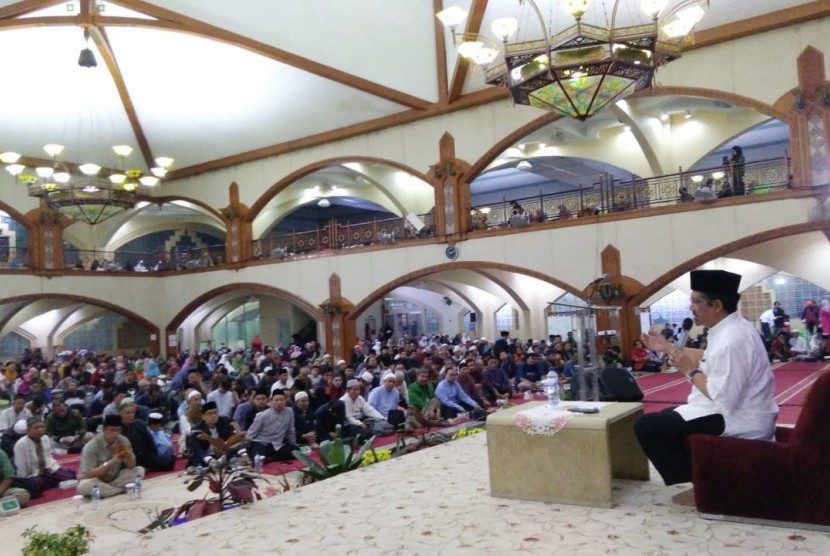 Ceramah KH Athian Ali M Dai pada acara Muhasabah Akhir Tahun Republika, di Masjid Pusdai, Jl Diponegoro, Kota Bandung, Selasa (31/12).