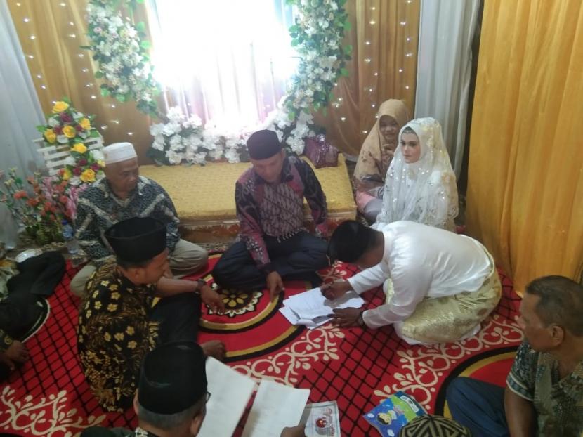 Penghulu dari KUA membantu pelaksanaan nikah.