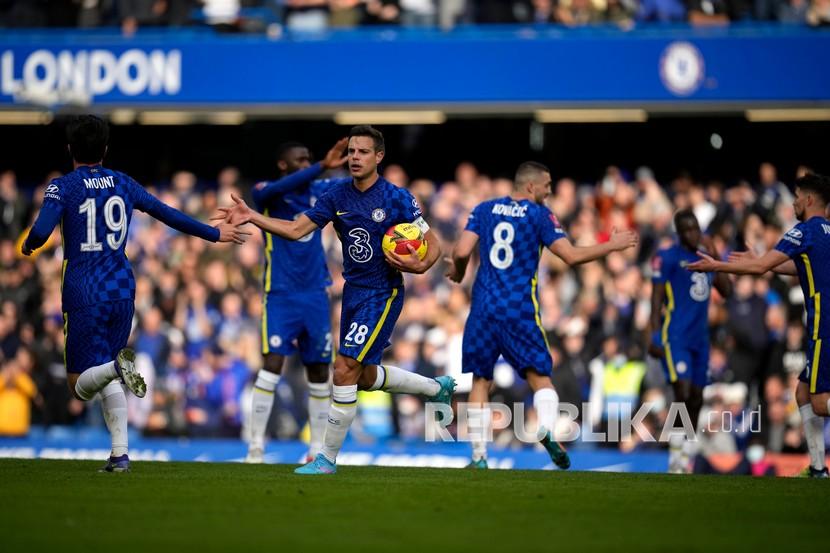  Cesar Azpilicueta dari Chelsea, kedua kiri, merayakan setelah mencetak gol pembuka timnya selama pertandingan sepak bola putaran keempat Piala FA Inggris antara Chelsea dan Plymouth Argyle di Stadion Stamford Bridge di London, Sabtu, 5 Februari 2022.