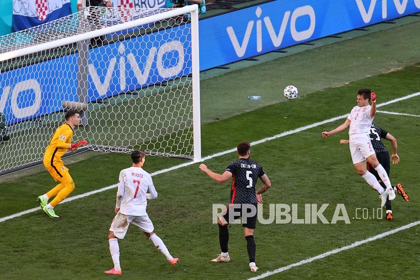 Cesar Azpilicueta dari Spanyol, kanan, mencetak gol ke gawang Kroasia pada pertandingan babak 16 besar Piala Eropa 2020 antara Kroasia dan Spanyol, di stadion Parken di Kopenhagen, Denmark, Senin (28/7).