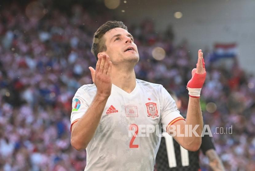 Cesar Azpilicueta dari Spanyol merayakan setelah mencetak gol kedua timnya pada pertandingan babak 16 besar Piala Eropa 2020 antara Kroasia dan Spanyol di stadion Parken di Kopenhagen, Denmark, Senin (28/6).