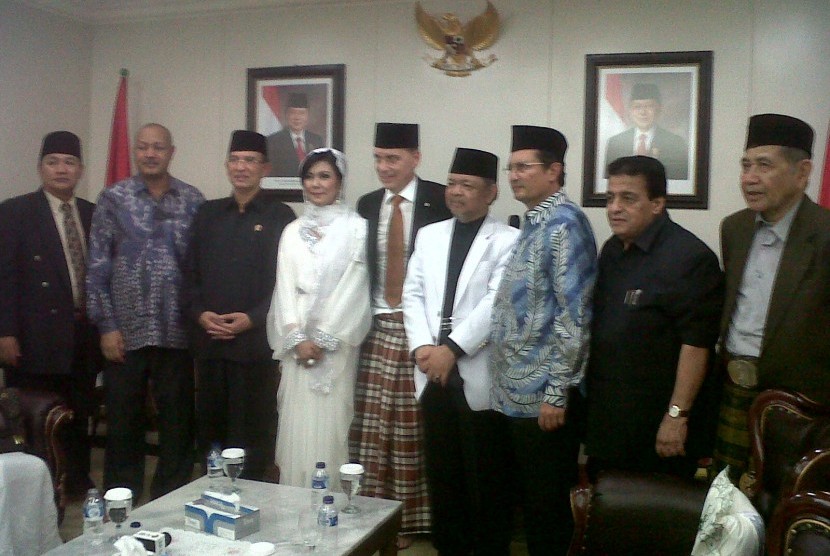 Cesar Esteban Grilon dan Yulie Setyohadi usai prosesi membaca syahadat di Masjid Istiqlal, Jakarta, Jumat (27/9)