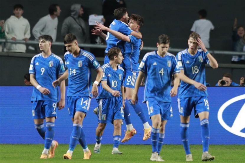 Cesare Casadei (atas kanan) dari Italia merayakan gol ke gawang Korea Selatan di semifinal Piala Dunia U-20. 