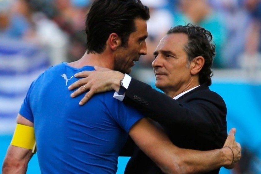 Cesare Prandelli memeluk Gianlugi Buffon