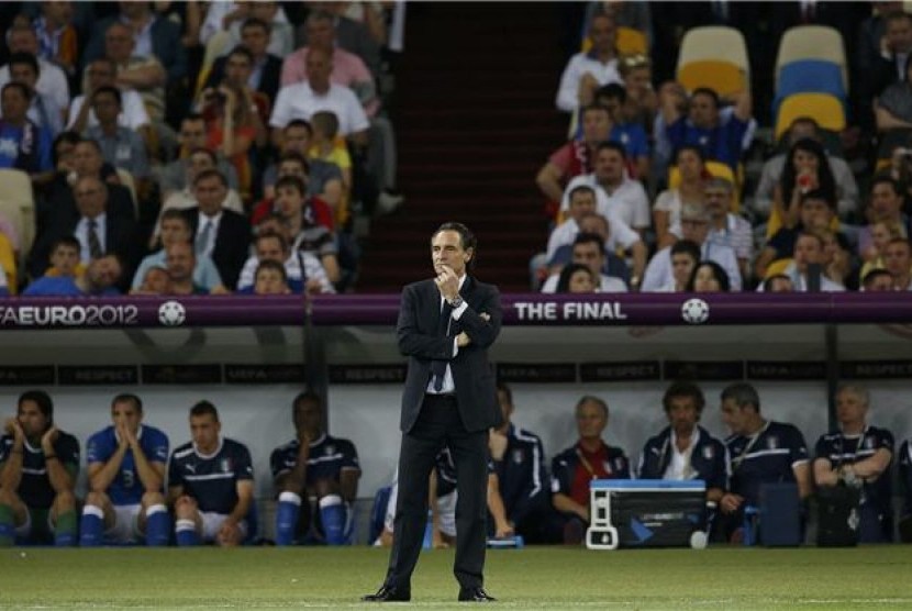 Cesare Prandelli, pelatih timnas Italia, mengamati permainan skuatnya saat menghadapi Spanyol di partai final Piala Eropa 2012.