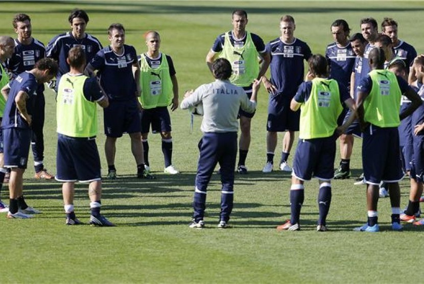  Cesare Prandelli (tengah), pelatih timnas Italia, memberikan pengarahan pada pemainnya saat menggelar latihan di Stadion Cracovia, Krakow, Ukraina, pada Sabtu (16/6). 