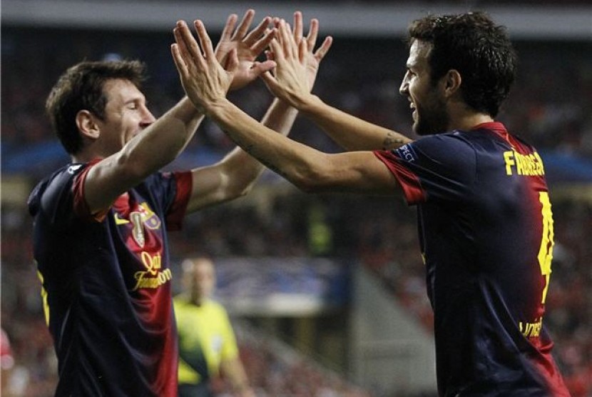 Cesc Fabregas (kanan) merayakan golnya bersama Lionel Messi ketika keduanya masih sama-sama memperkuat Barcelona.
