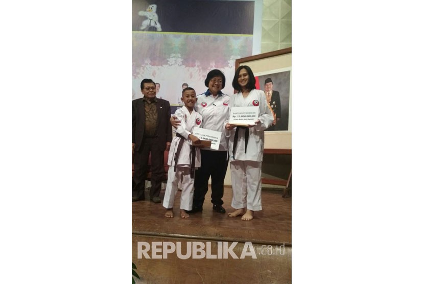 Ceyco Georgia Zefanya (paling kanan) menerima apresiasi dari ketua umum Inkado Pusat Siti Nurbaya (dua kanan). Ceyco bertekad meraih medali pada Asian Games 2018 mendatang.