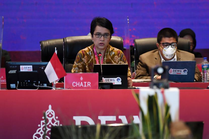 Chair DEWG G20 Presidensi Indonesia yang juga Sekjen Kementerian Kominfo Mira Tayyiba (kiri) menyampaikan pidato dalam Pertemuan Ketiga Digital Economy Working Group (DEWG) Presidensi G20 pada hari terakhir di Labuan Bajo, NTT, Jumat (22/7/2022). Pada penutupan Pertemuan Ketiga DEWG Presidensi G20, semua pihak sepakat bahwa perlu adanya penguatan tata kelola data lintas batas negara.