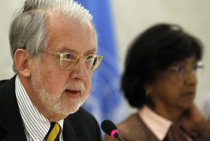 Chair of the Commission of Inquiry on Syria Paulo Pinheiro (left) delivers his report next to UN human rights chief Navi Pillay during the Human Rights Council at the United Nations in Geneva March 11, 2013. 