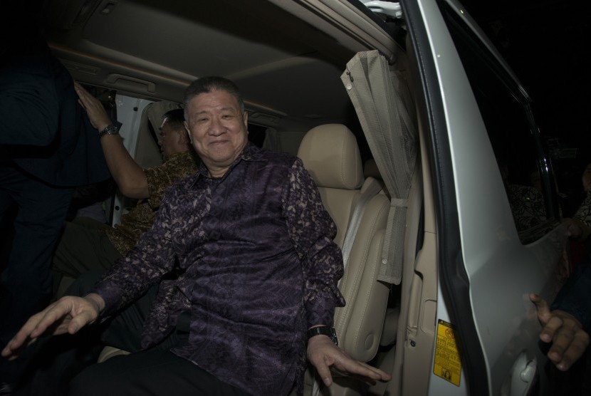 Chairman Agung Sedayu Group Sugianto Kusuma alias Aguan memasuki mobil usai diperiksa KPK di gedung KPK, Jakarta, Rabu (13/4). 