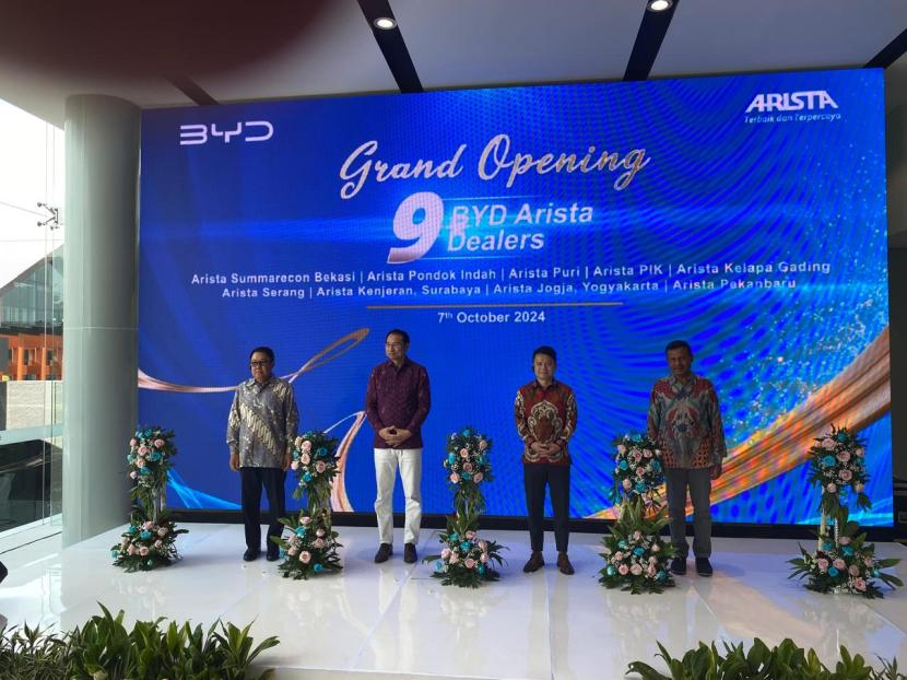 Chairman Arista Group Hartono Sohor (kiri), General Manager BYD Asia Pacific Auto Sales Division Liu Xueliang (kedua dari kiri), Presiden Direktur PT BYD Motor Indonesia Eagle Zhao dan dan Presiden Direktur BYD Arista Ali Hanafiah (kanan) saat peresmian secara serentak sembilan diler BYD Arista yang dipusatkan di diler BYD Summarecon Bekasi, Senin (7/10/2024).