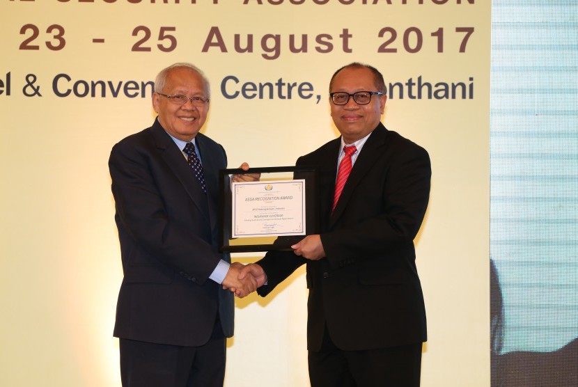 Chairman ASSA, ATTY Emmanuel F Dooc menyerahkan apresiasi kepada Direktur Utama BPJS Ketenagakerjaan Agus Susanto untuk kategori Insurance Coverage.