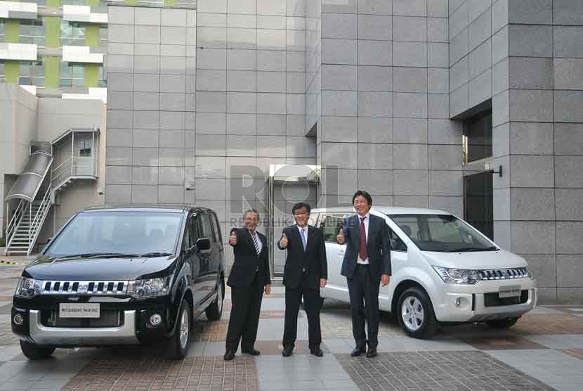 Chairman CEO Mitsubishi, Osamu Masuko berbincang dekat mobil mini MPV Mitsubishi Delica bersama Executive Vice President Mitsubishi Motor Corporation, Kozo Shiraji  dan Presiden Direktur Kramayudha Tiga Berlian (KTB), di Jakarta (16/9). (Republika/Prayogi)