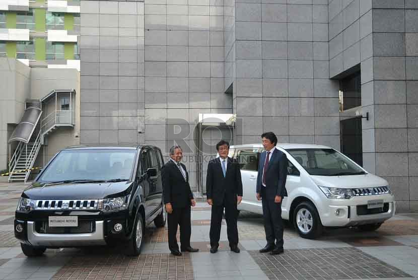 Chairman CEO Mitsubishi, Osamu Masuko berbincang dekat mobil mini MPV Mitsubishi Delica bersama Executive Vice President Mitsubishi Motor Corporation, Kozo Shiraji  dan Presiden Direktur Kramayudha Tiga Berlian (KTB), di Jakarta (16/9). (Republika/Prayogi)