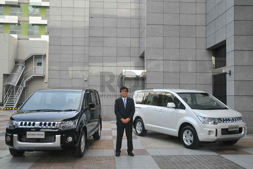 Chairman CEO Mitsubishi, Osamu Masuko berbincang dekat mobil mini MPV Mitsubishi Delica bersama Executive Vice President Mitsubishi Motor Corporation, Kozo Shiraji  dan Presiden Direktur Kramayudha Tiga Berlian (KTB), di Jakarta (16/9). (Republika/Prayogi)