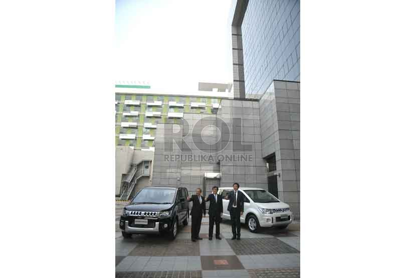 Chairman CEO Mitsubishi, Osamu Masuko berbincang dekat mobil mini MPV Mitsubishi Delica bersama Executive Vice President Mitsubishi Motor Corporation, Kozo Shiraji  dan Presiden Direktur Kramayudha Tiga Berlian (KTB), di Jakarta (16/9). (Republika/Prayogi)