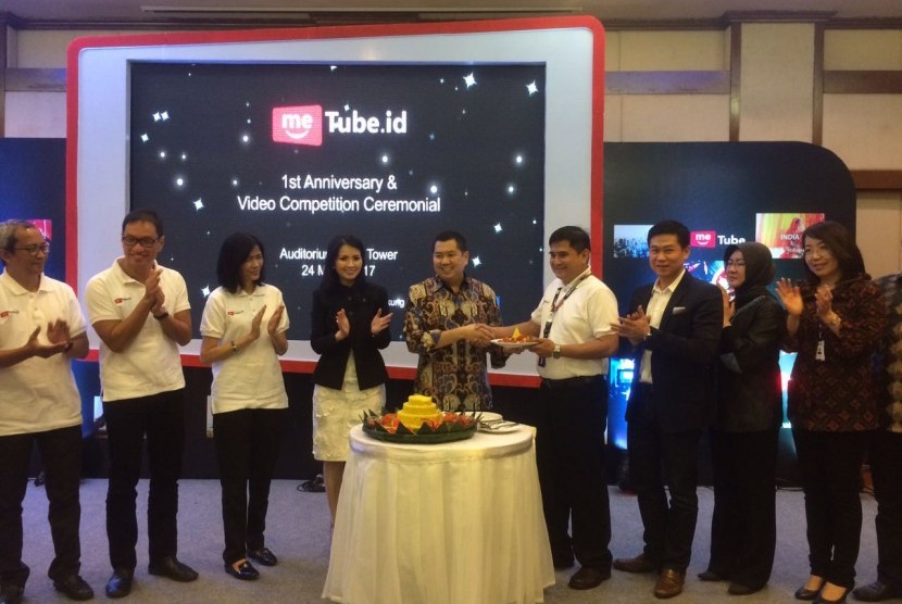  Chairman & CEO MNC Group Hary Tanoesoedibjo bersama jajaran direksi melakukan pemotongan tumpeng ulang tahun pertama meTube.id