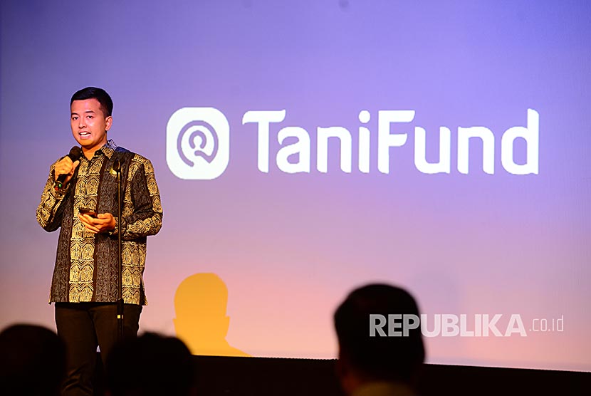 Chairman dan co-Founder Tani Fund menyampaikan sambutan di sela acara peluncuran crowdlending fintech Tani Fund di Jakarta, Selasa (18/7).
