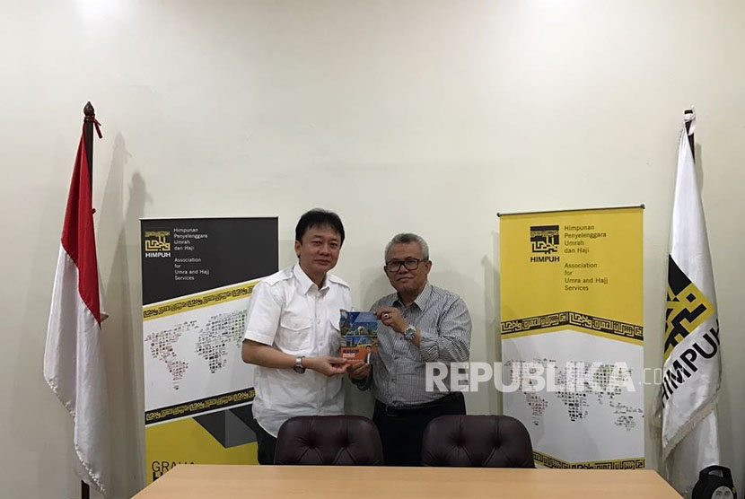 Chairman IITCF dan Ketua ATLMI Priyadi Abadi (kiri) menyerahkan buku 