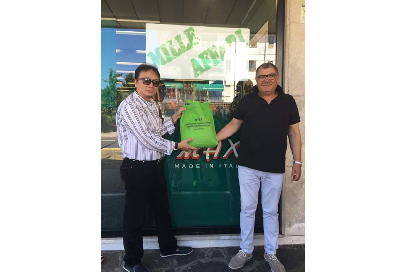 Chairman IITCF Priyadi Abadi (kiri) menyerahkan perangkat shalat kepada pemilik max Shoes Adamo Ridha di Venice, Italia, Ahad (7/8/2016).