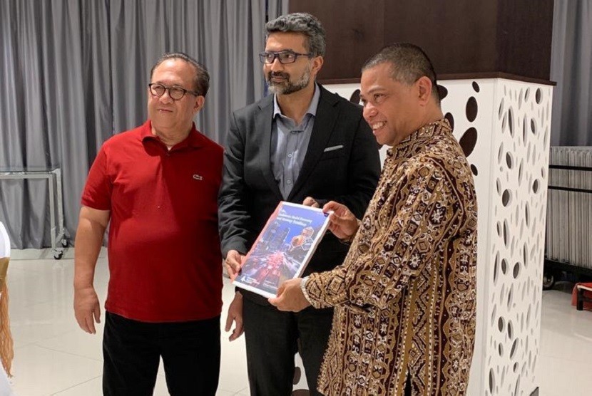 Chairman Indonesia Halal Lifestyle Center (IHLC) Sapta Nirwandar (kiri) dam Konjen RI di Dubai Ridwan Hassan berbincang-bincang di sela acara sambutan makan malam yang dihelat Konjen RI di Dubai, Ahad (15/9).