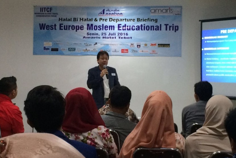 Chairman Indonesian Islamic Travel Communication Forum (IITCF) Priyadi Abadi memberikan pembekalan kepada para calon peserta WEMET Batch II di Jakarta, Senin (25/7/2016).