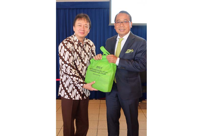 Chairman Indonesian Islamic Travel Communication Forum (IITCF) Priyadi Abadi (kiri)  menyerahkan sumbangan perangkat shalat dari IITCF kepadaDubes RI untuk Kerajaan Belanda I Gusti Agung Wesaka Puja di Kantor KBRI Den Haag, Belanda, Senin (1/8/2016). 