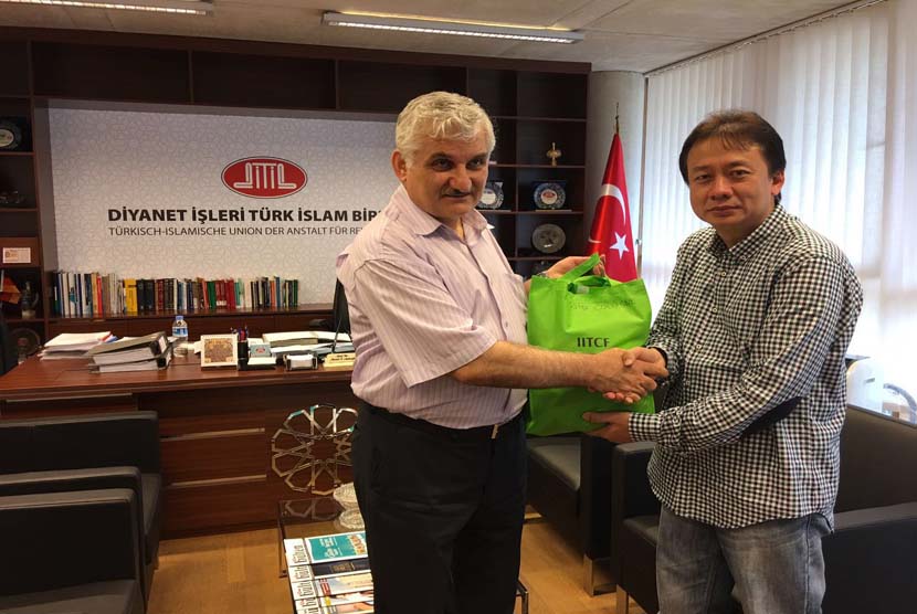 Chairman Indonesian Islamic Travel Communication Forum (IITCF) Priyadi Abadi (kanan) menyerahkan sumbangan perangkat shalat kepadaPresiden Asosiasi Masyarakat Turki Prof  Dr Nevzat Yasar Asikoglu.   