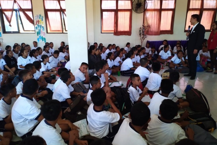 Siswa SMP Kristen 1 Kupang mempersiapkan diri mengukuuti ujian nasional (ilustrasi)