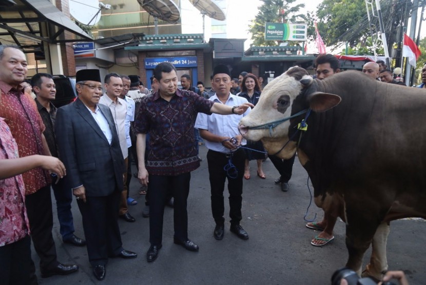 Chairman MNC Group Hary Tanoesoedibjo menyerahkan sapi limusin sebagai hewan kurban kepada Ketua Umum PBNU Said Aqil Siradj, di Gedung PBNU, Jakarta Pusat, Senin (28/8).