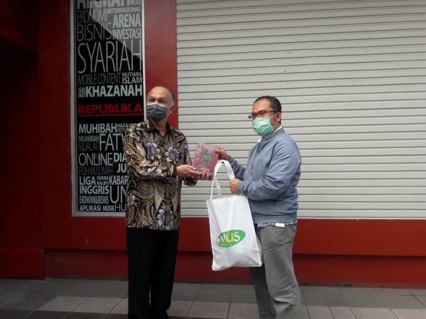  Chairman Multi Inti Sarana Group Tedy Agustiansjah (kiri) menyerahkan bantuan secara simbolis kepada Wakil Pemimpin Redaksi Republika Nur Hasan Murtiaji di Jakarta, Jumat (22/5).