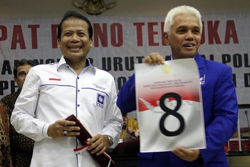 Chairman National Mandate Party Hatta Rajasa (right) holds the party's sequence number to participate in general election in 2014. (file photo)