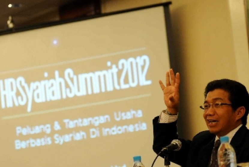 Chairman of Islamic Economy Community, Muliaman D Hadad, speaks about opportunities and challenges in Islamic based business at HR Syariah Summit on Wednesday.