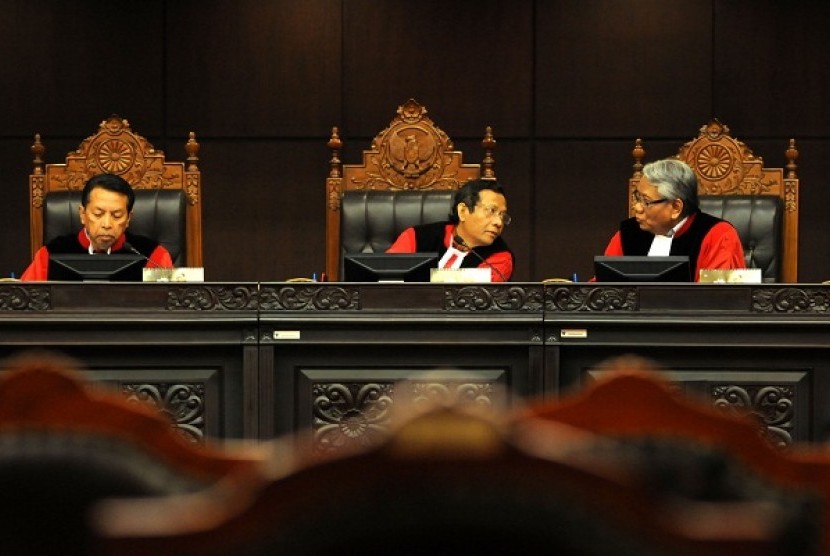 Chairman of MK, Mahfud MD (center), chairs a session over the status of vice minister in Indonesian cabinet, Tuesday.