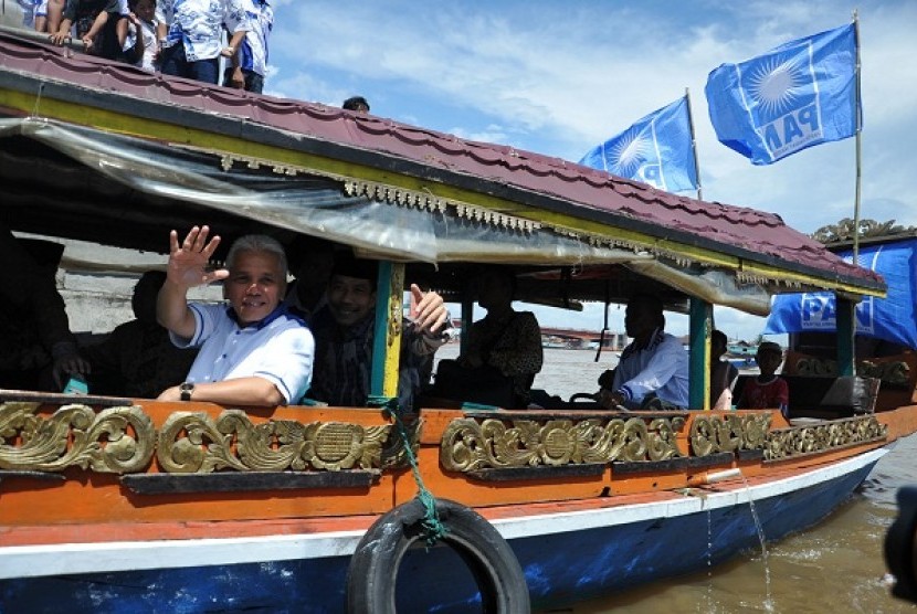 Chairman of National Mandate Party (PAN), M Hatta Rajasa (left) takes traditional punting to visit Palembang, last weekend.   