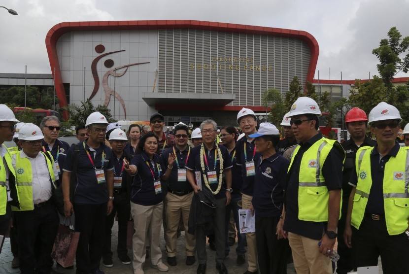 Chairman of OCA (Olympic Council of Asia) Coordination Committee Tsunekazu Takeda (tengah depan) bersama Vice President OCA (Olympic Council of Asia) Wei Jizhong (keempat kanan depan) meninjau renovasi pembangunan arena menembak di Jakabaring Sport City (J