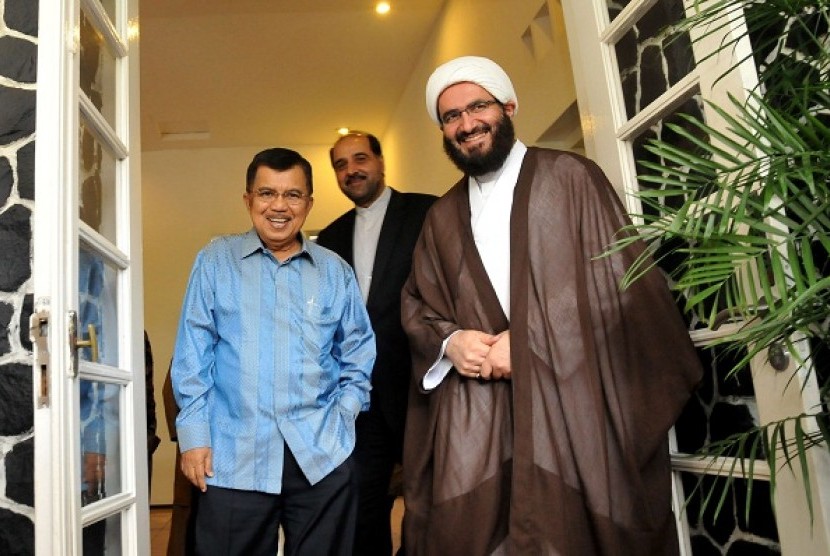 Chairman of the Indonesian Mosques Council (DMI), Jusuf Kalla (left) meet Iranian Mosque Council, Muhammad Ali Akbari Javar (right) in Jakarta on Tuesday.