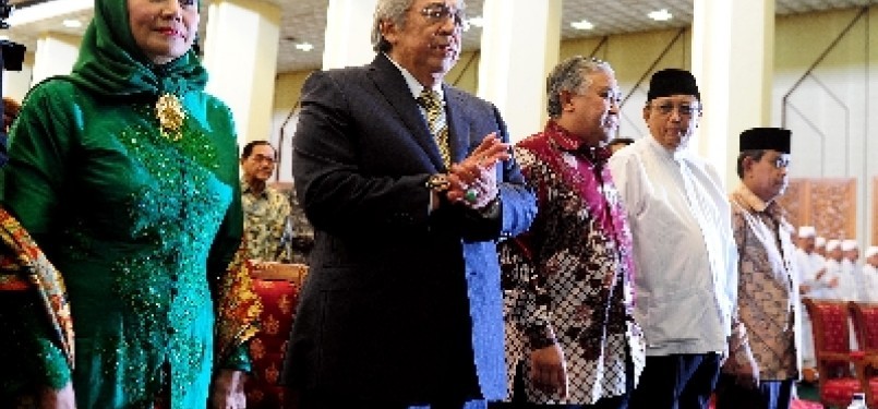 Chairman of the People`s Consultative Assembly (MPR) Taufik Kiemas (second left) celebrates World Interfaith Harmony Week 2012 at Parliamentary Building in Jakarta, Sunday.  