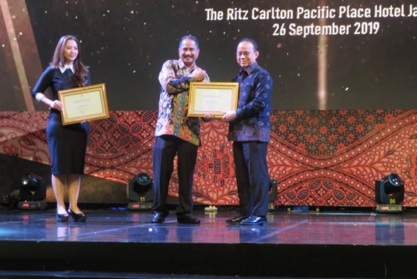 Chairman Sofyan Corp Riyanto Sofyan (kanan) menerima penghargaan dari Menteri Pariwisata Arief Yahya dalam acara Indonesia Sustainable Tourism Award (ISTA) 2019 pada Kamis (26/9) malam.