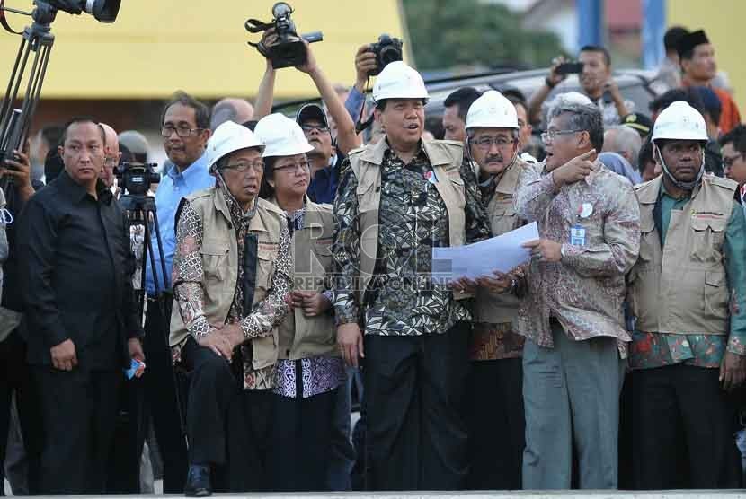 Chairul Tanjung bersama para menteri terkait berbincang usai meresmikan proyek pencanangan implementasi program NCICD:pemulihan ketahanan lingkungan ibukota Negara RI yang berkelanjutan di Jakarta, kamis (9/10).  (Republika/Prayogi)