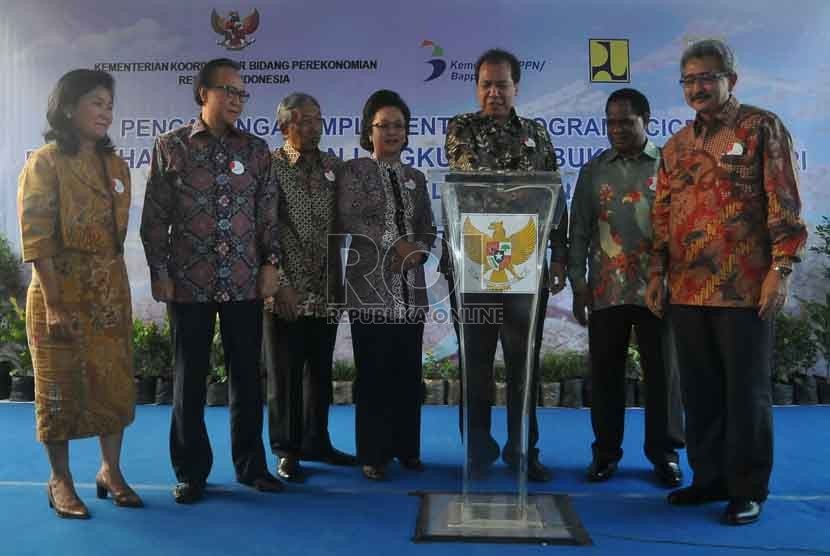 Businessman Chairul Tanjung together with related ministers launched the project of of NCICD implementation program: Restoration environmental endurance sustainability of the Capital of Indonesia, Jakarta, Thursday (March 9).