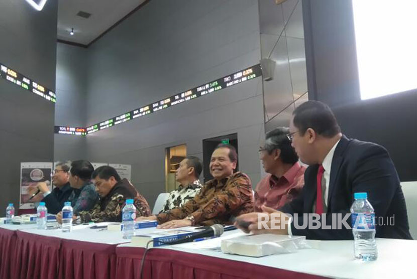 Chairul Tanjung menghadiri diskusi bertema Menuju Ketangguhan Ekonomi, di Main Hall Bursa Efek Indonesia, Jakarta, Selasa (4/4). 