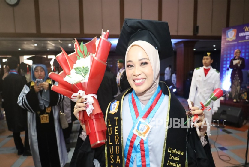 Chalvina Izumi Amalia, mahasiswa Program Studi Sistem dan Teknologi Informasi Cyber University, berhasil meraih predikat Wisudawan Terbaik dengan Indeks Prestasi Kumulatif (IPK) luar biasa, yakni 3.97. 