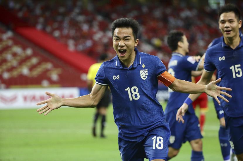 Chanathip Songkrasin dari Thailand melakukan selebrasi setelah mencetak gol pertama pada pertandingan leg pertama semifinal Piala AFF Suzuki 2020 antara Vietnam dan Thailand di Singapura, Kamis, 23 Desember 2021.