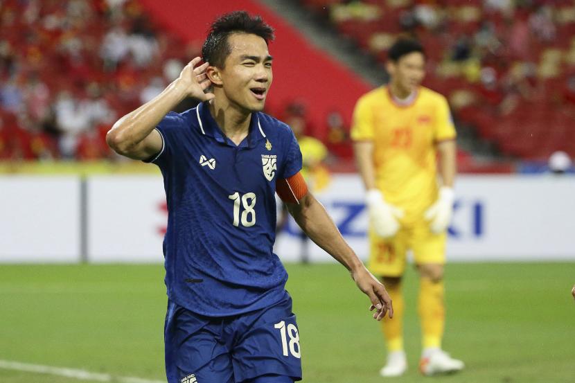Chanathip Songkrasin dari Thailand merayakan setelah mencetak gol kedua, pada pertandingan leg pertama semifinal Piala AFF Suzuki 2020 antara Vietnam dan Thailand di Singapura, Kamis, 23 Desember 2021.
