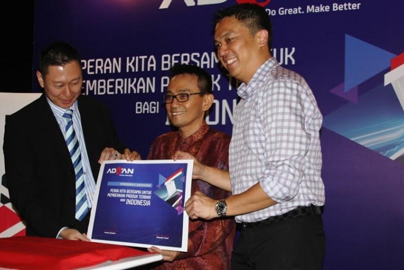 Chandra Tansri,Sales Director Advan, Pakar Telekomunikasi, Hasnul Suhaimi, dan Brand Director Advan, Andi Gusena memperlihatkan nota kesepahaman pengembangan ponsel prestisius nasional, Jakarta (17/05).